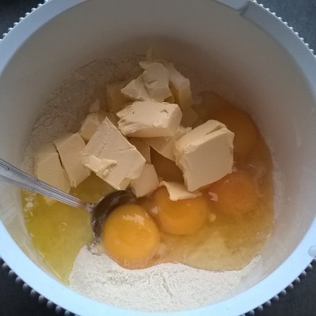 Krok 4 - Ciasto z rabarbarem i żurawiną foto