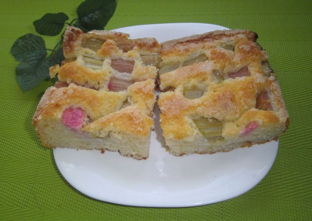Fotografia przedstawiająca Ciasto z rabarbarem na kefirze
