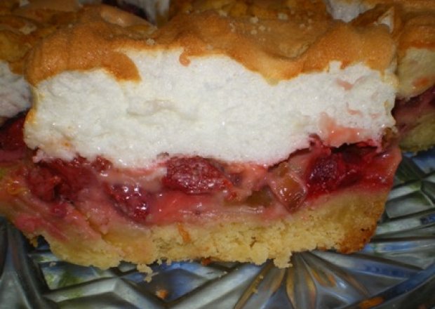 Fotografia przedstawiająca Ciasto z rabarbarem, truskawkami i bezą