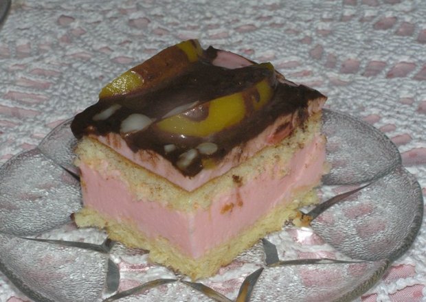 Fotografia przedstawiająca Ciasto z różową masa i brzoskwiniami