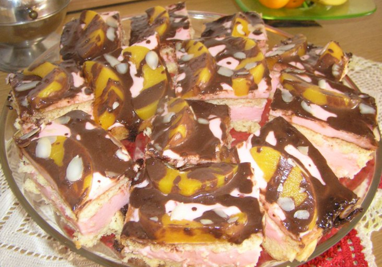 Ciasto z różową masa i brzoskwiniami foto