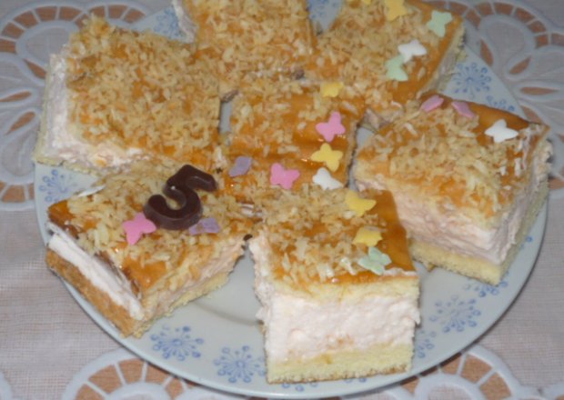 Fotografia przedstawiająca Ciasto z różowym puchem