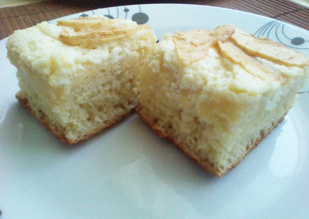 Fotografia przedstawiająca Ciasto z serem i jabłkami
