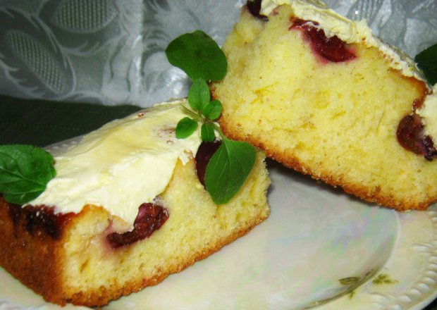 Fotografia przedstawiająca Ciasto z śliwkami i z kremem
