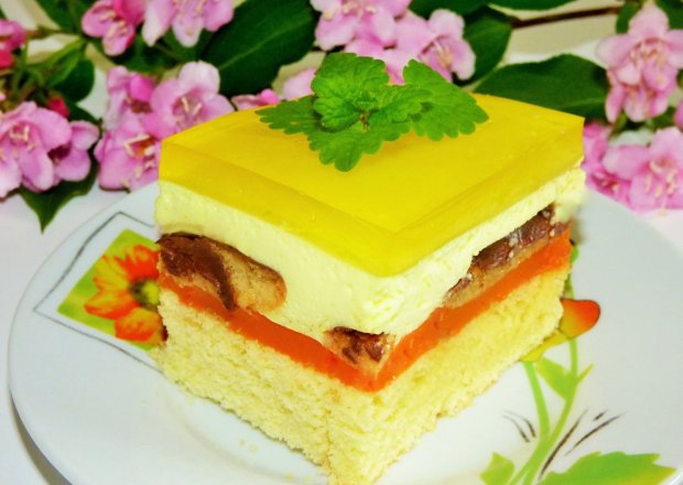 Fotografia przedstawiająca Ciasto z sokiem marchewkowym i delicjami