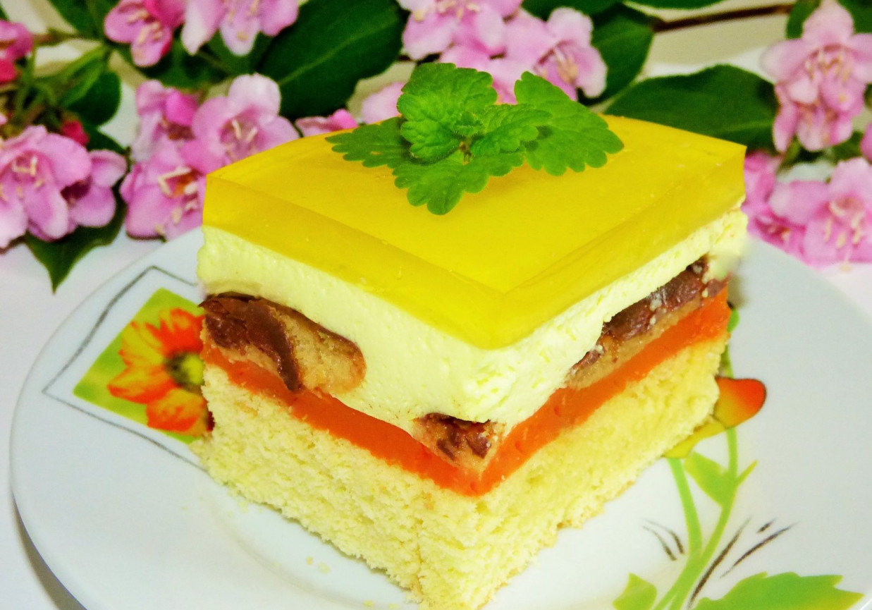 Ciasto z sokiem marchewkowym i delicjami foto