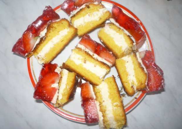Fotografia przedstawiająca Ciasto z truskawkami Gosi