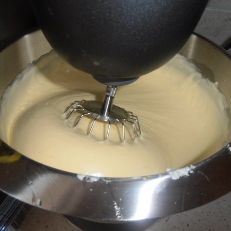 Krok 1 - Ciasto z truskawkami i białą czekoladą foto