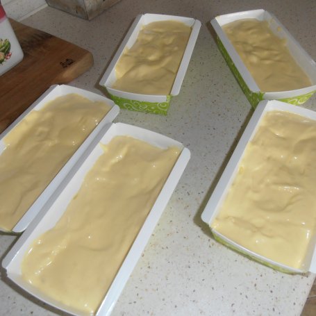 Krok 3 - Ciasto z truskawkami i białą czekoladą foto