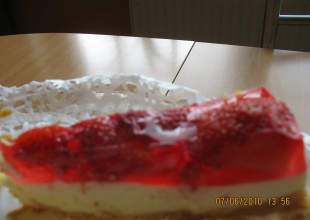 Fotografia przedstawiająca Ciasto z truskawkami i galaretką
