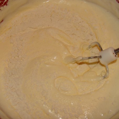 Krok 2 - Ciasto z truskawkami i galaretką foto