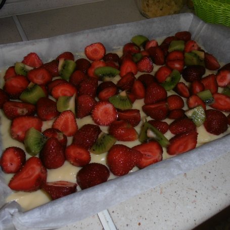 Krok 3 - Ciasto z truskawkami i kiwi foto