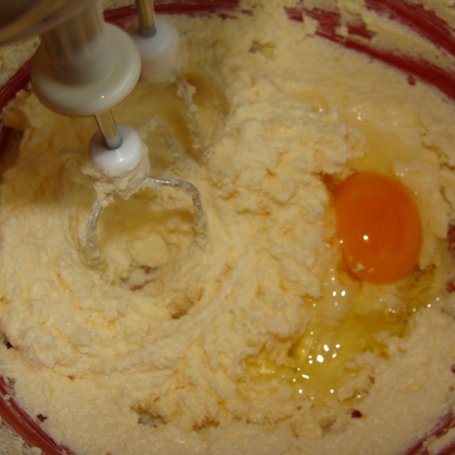 Krok 1 - Ciasto z truskawkami i kruszonką foto