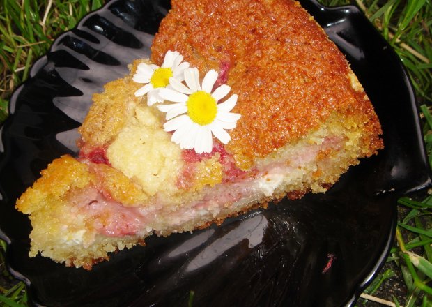 Fotografia przedstawiająca Ciasto z truskawkami, serem i kruszonką