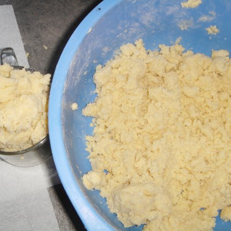 Krok 1 - Ciasto z truskawkami, serem i kruszonką foto