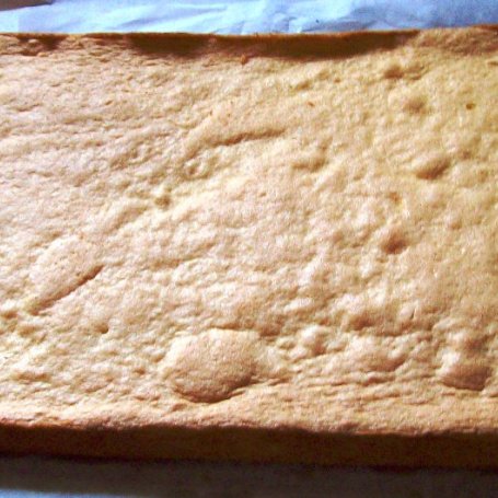 Krok 1 - Ciasto z waflem i orzechami foto