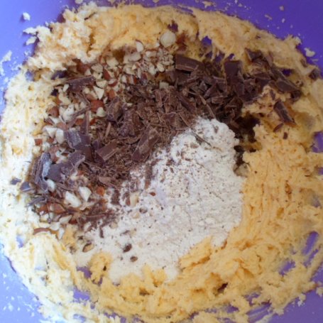 Krok 2 - Ciasto z wiśniami, czekoladą i orzechami foto