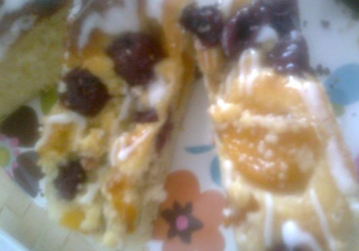 Ciasto z wiśniami i brzoskwiniami foto