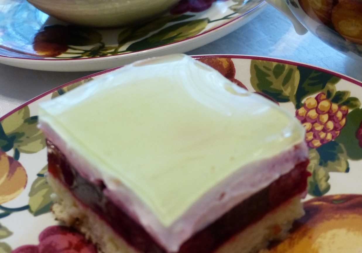ciasto z wiśniami i kremem cytrynowym foto