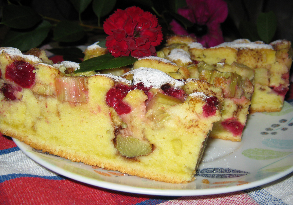 Ciasto z wiśniami i rabarbarem foto