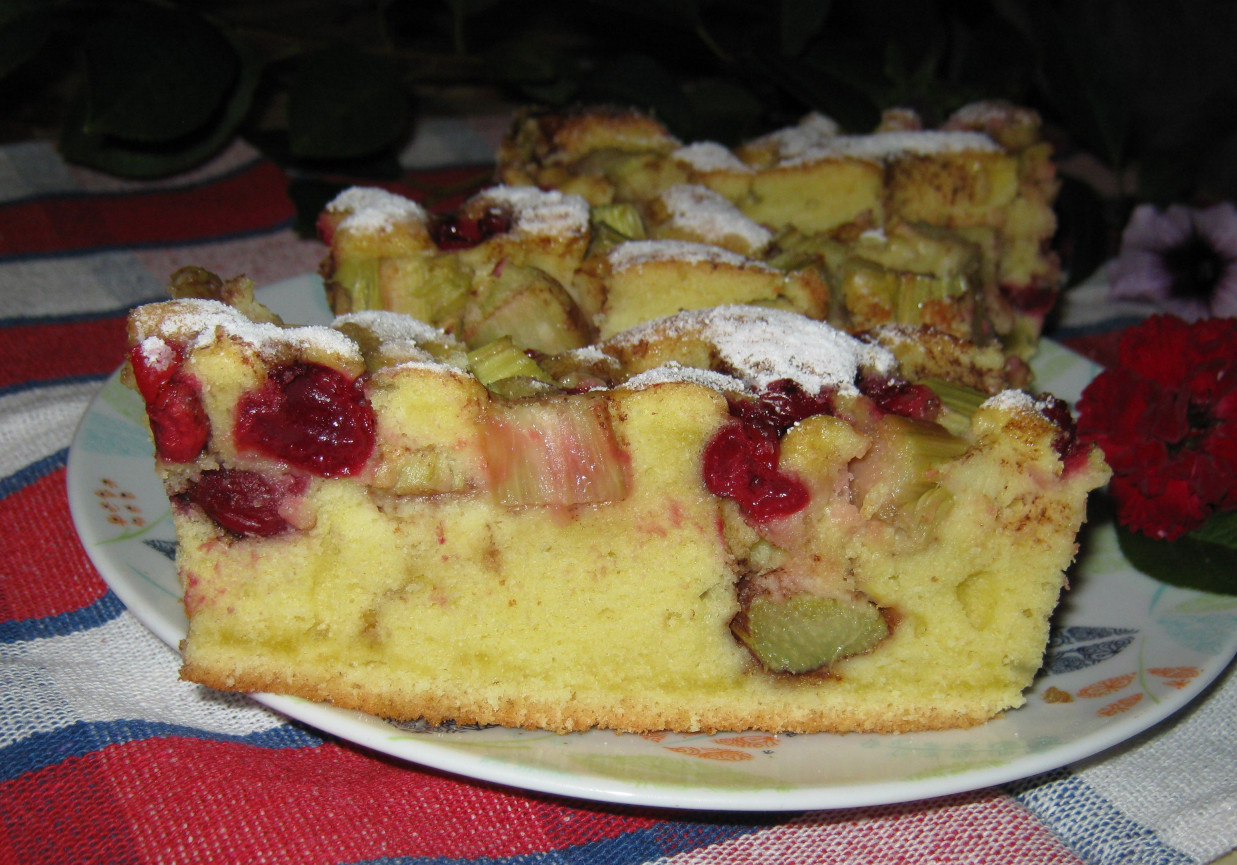 Ciasto z wiśniami i rabarbarem foto