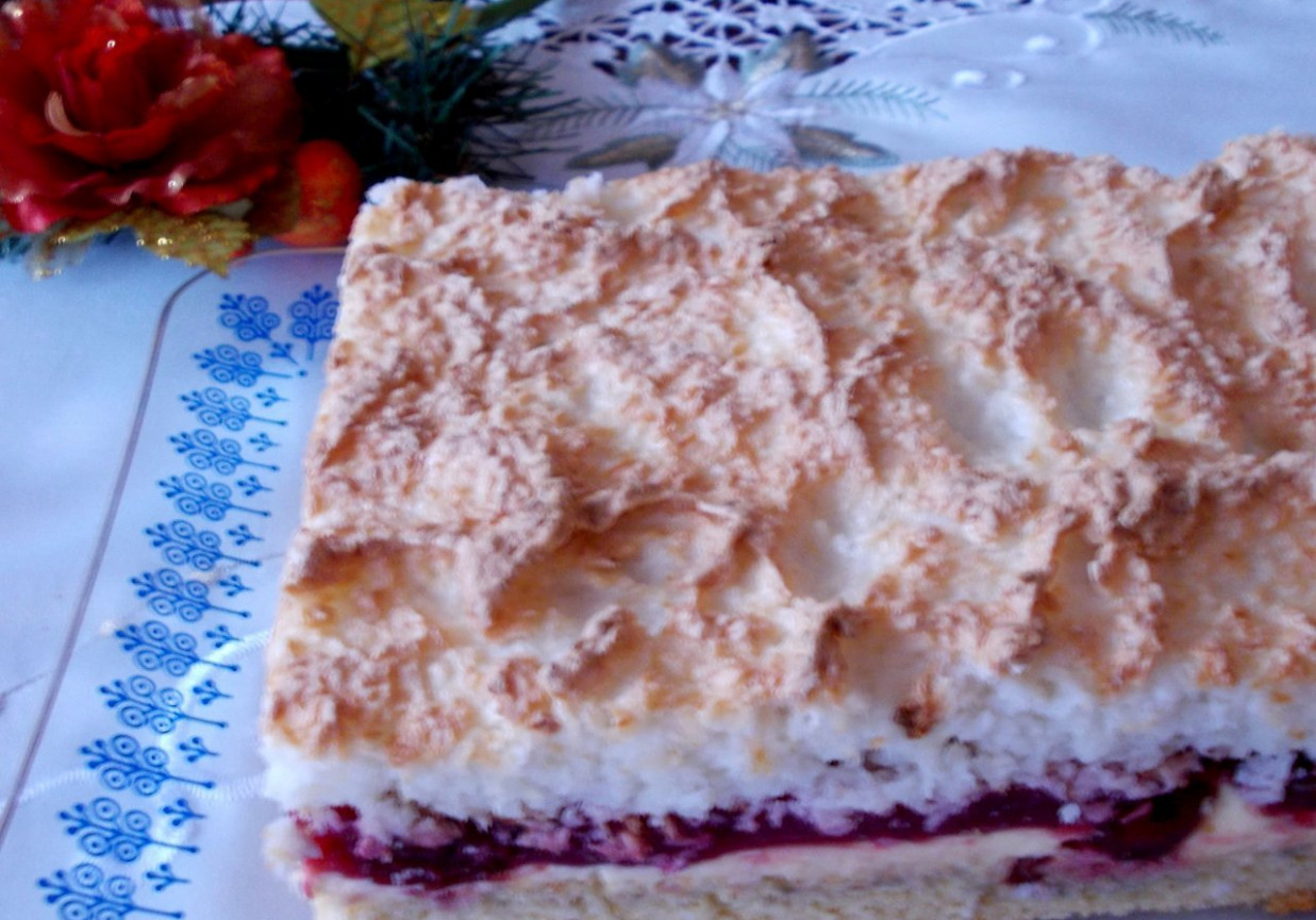 Ciasto z wiśniami, kremem budyniowym i kokosową bezą. foto