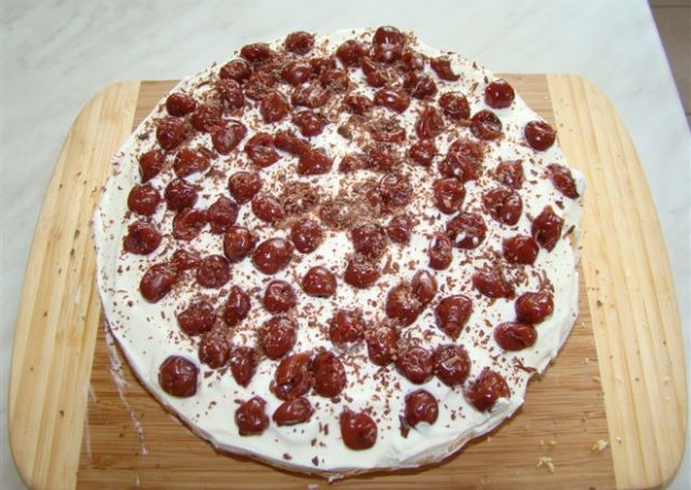 Fotografia przedstawiająca ciasto z wiśniami