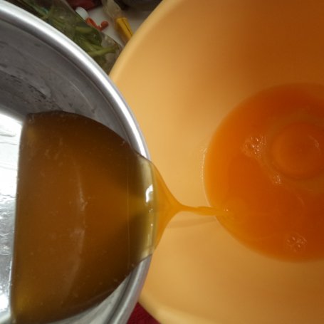 Krok 2 - Ciasto z żurawiną i sokiem z pomarańczy :) foto
