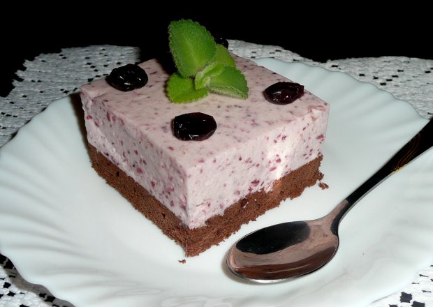 Fotografia przedstawiająca Ciasto z żurawinowym kremem