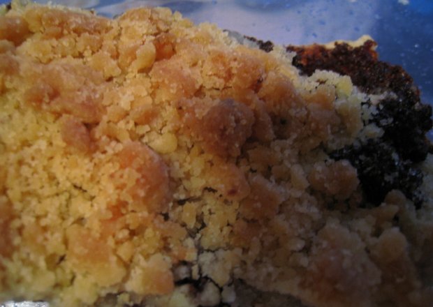 Fotografia przedstawiająca ciasto ze śliwka i kruszonką.