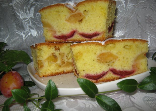 Fotografia przedstawiająca Ciasto ze śliwkami i jabłkiem