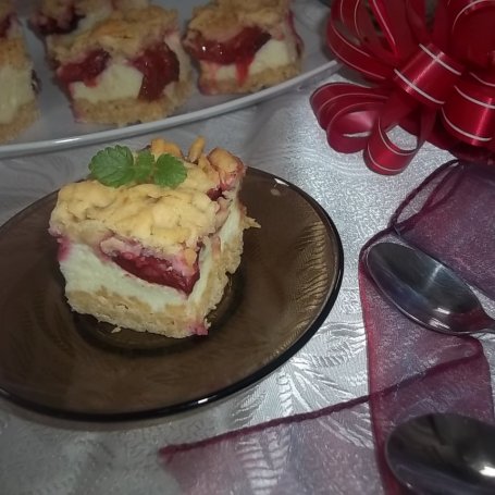 Krok 6 - Ciasto ze śliwkami i pianką budyniową foto