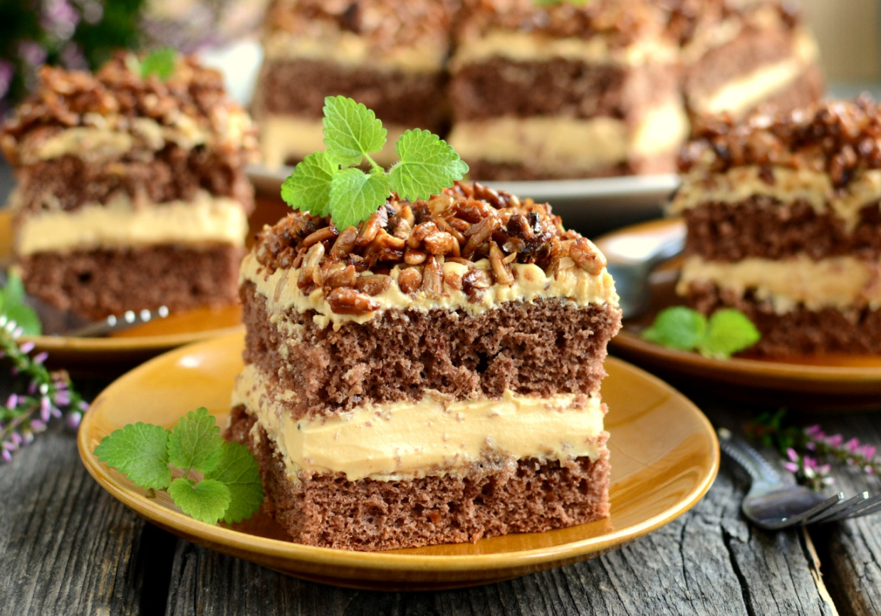 Ciasto ze słonecznikiem i kremem karmelowym foto