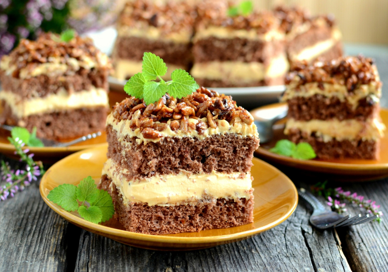 Ciasto ze słonecznikiem i kremem karmelowym foto