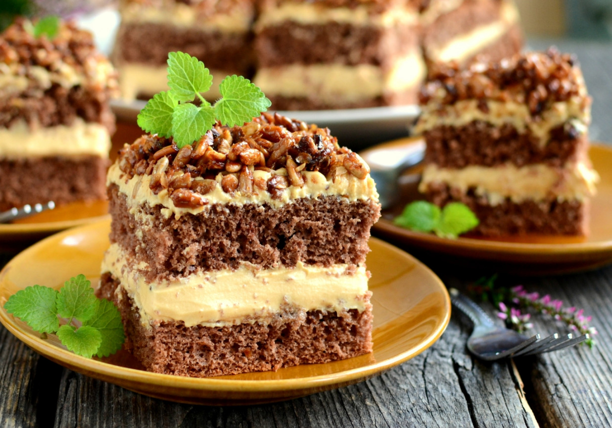 Ciasto ze słonecznikiem i kremem karmelowym foto