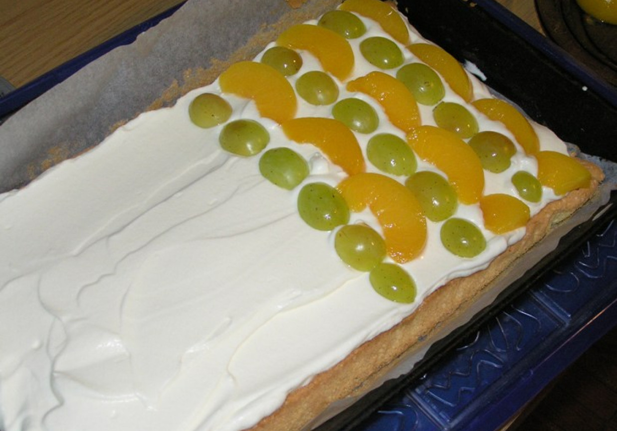Ciasto ze smietana, brzoskwiniami i winogronem foto
