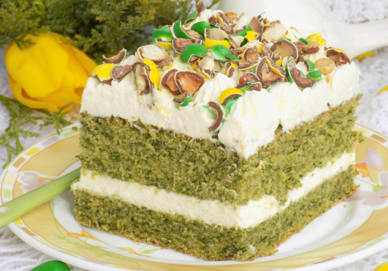 Ciasto ze szpinakiem, kremem i kolorowymi cukierkami. foto