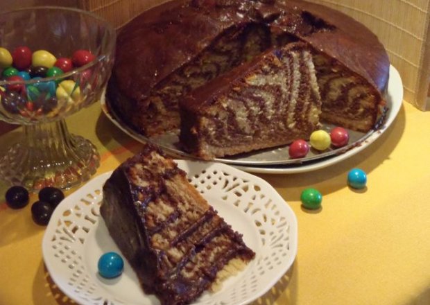 Fotografia przedstawiająca Ciasto zebra z colą i polewą czekoladową