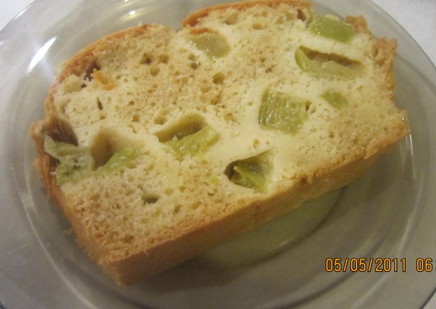 Fotografia przedstawiająca Ciasto-chlebek z rabarbarem