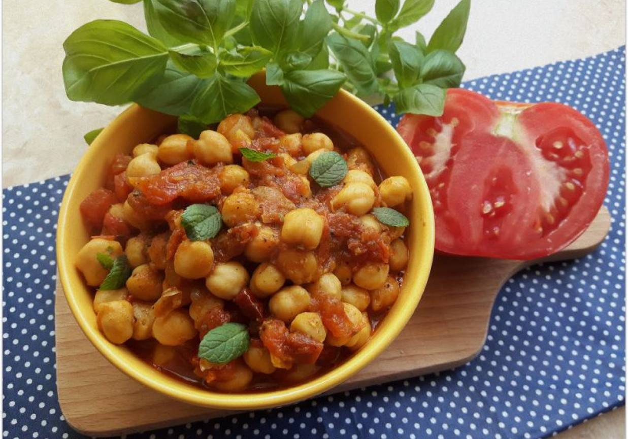 Ciecierzyca w pomidorach foto