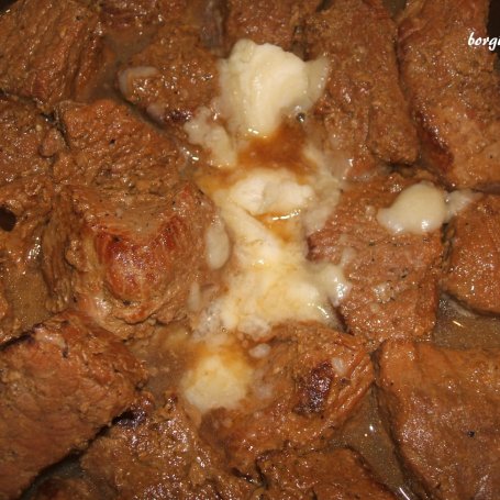 Krok 3 - Cielęcina w sosie naturalnym z placuszkami drożdżowymi foto