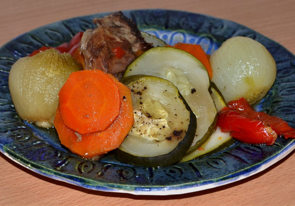 Cielęcina z warzywami w garnku rzymskim foto
