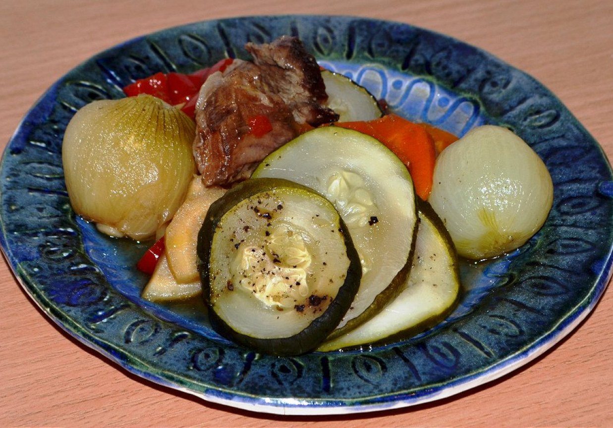 Cielęcina z warzywami w garnku rzymskim foto