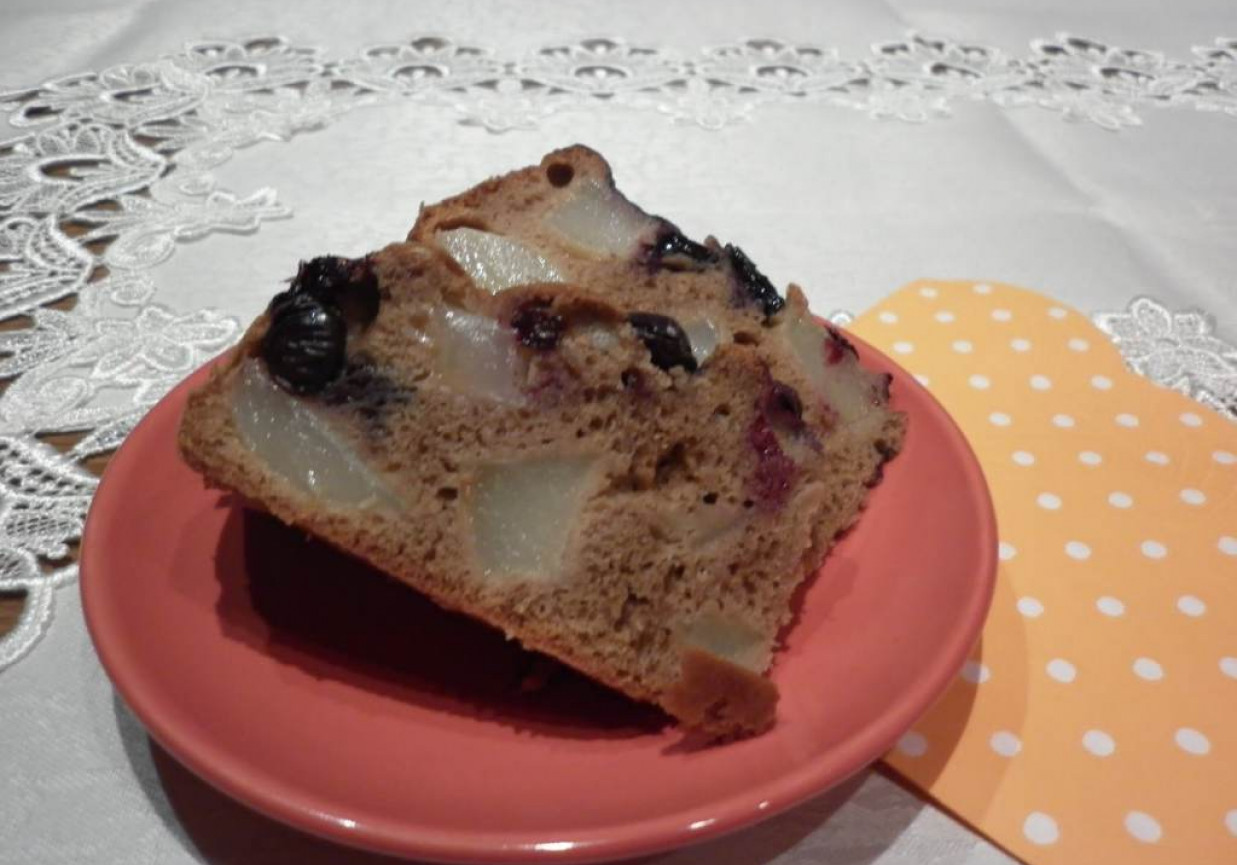 Ciemne ciasto borówkowo - gruszkowe z kardamonem. foto