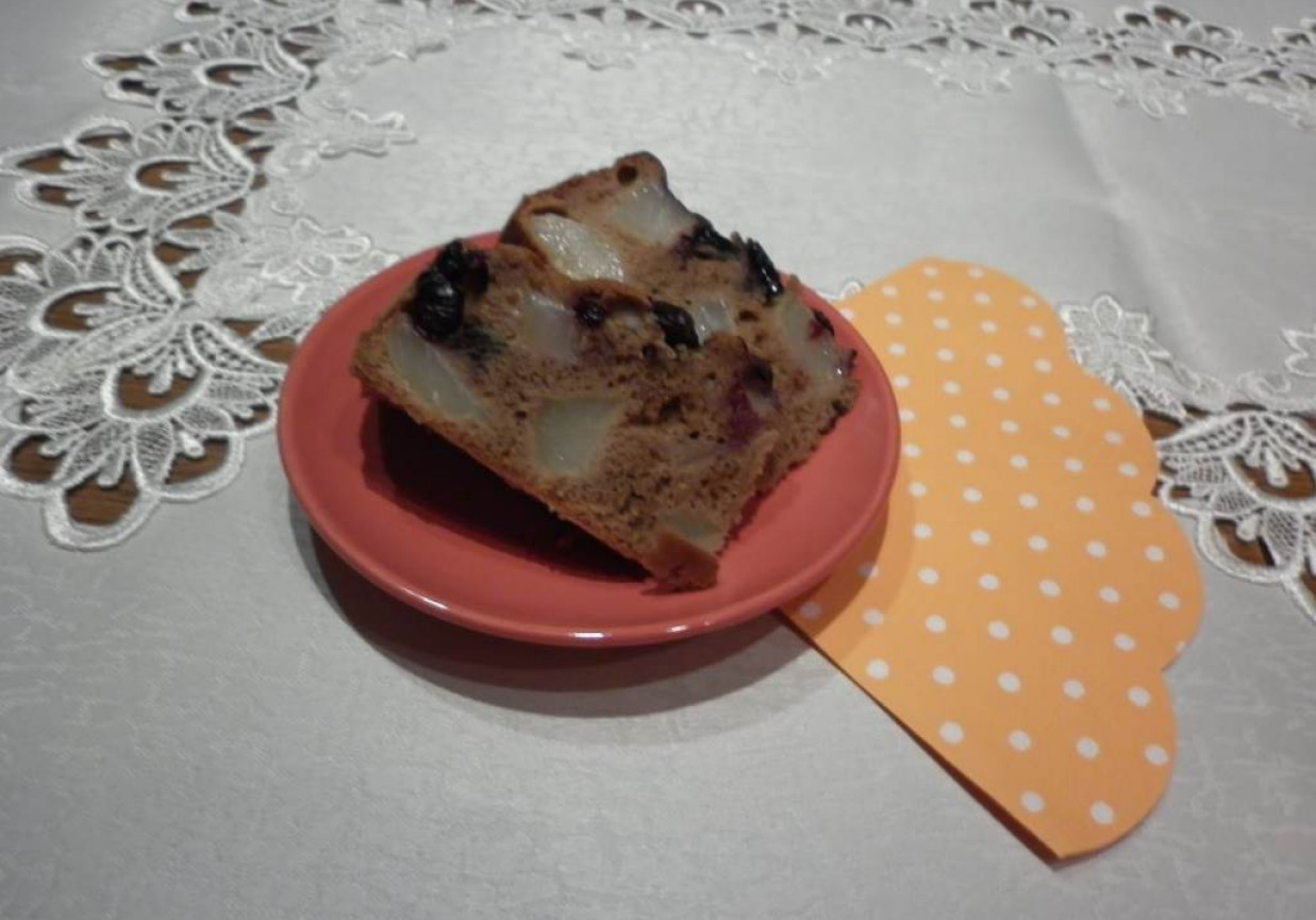 Ciemne ciasto borówkowo - gruszkowe z kardamonem. foto