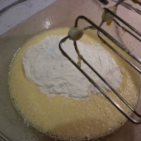 Krok 2 - Ciemne ciasto borówkowo - gruszkowe z kardamonem. foto