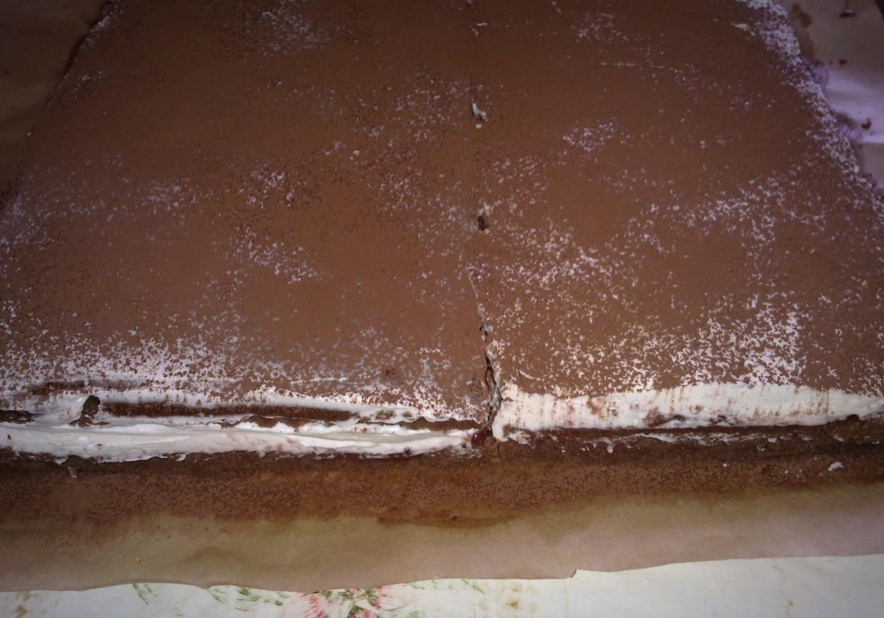 Ciemne ciasto przekładane serkiem mascarpone foto