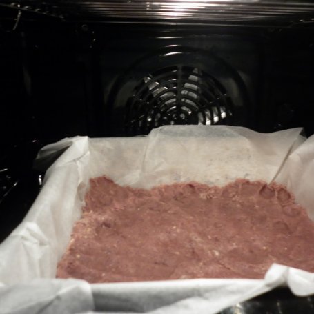 Krok 4 - Ciemne kruche ciasto z truskawkami. foto