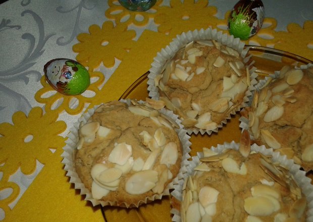 Fotografia przedstawiająca Ciemne piaskowe babeczki o smaku amaretto z płatkami migdałowymi