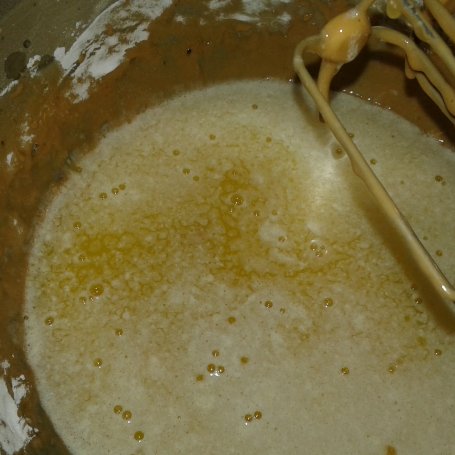 Krok 5 - Ciemne piaskowe babeczki o smaku amaretto z płatkami migdałowymi foto